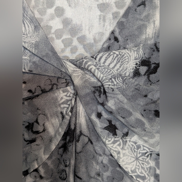 Women's (Size S/M) V-Neck Top With Faux Gathering Feature & Wide Sleeves - Picture 7 of 13